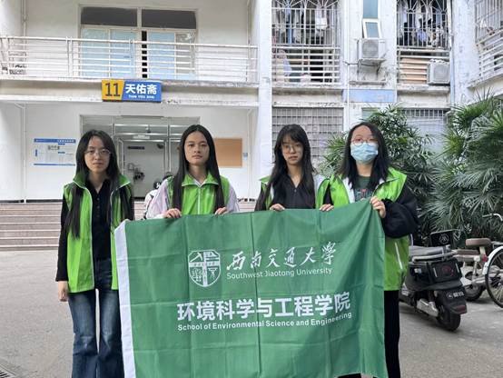 穿绿色衣服的人们 AI 生成的内容可能不正确。